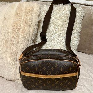 LV Monogram Reporter, very good condition. Posh authenticated